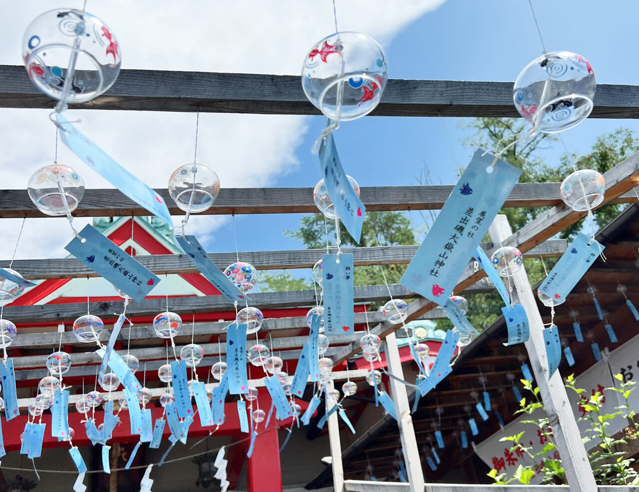 たっぷり癒される「差出磯大嶽山神社」の涼しげな音色が奏でる700個の