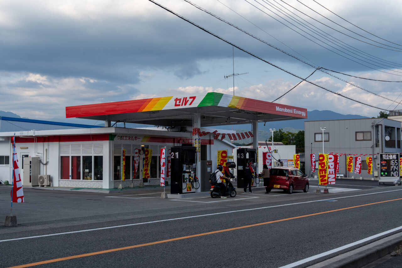 山梨県内初！純水セルフ洗車機が使えるスタンド、南アルプス市の「セルフ八田SS」がリニューアルオープン！ -  ナシロー｜やまなしローカルつーしん｜山梨県の情報サイト