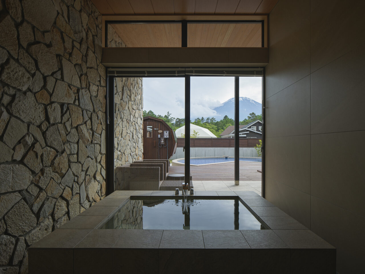 誰にも邪魔されないプライベート空間とグランピングならではの非日常を