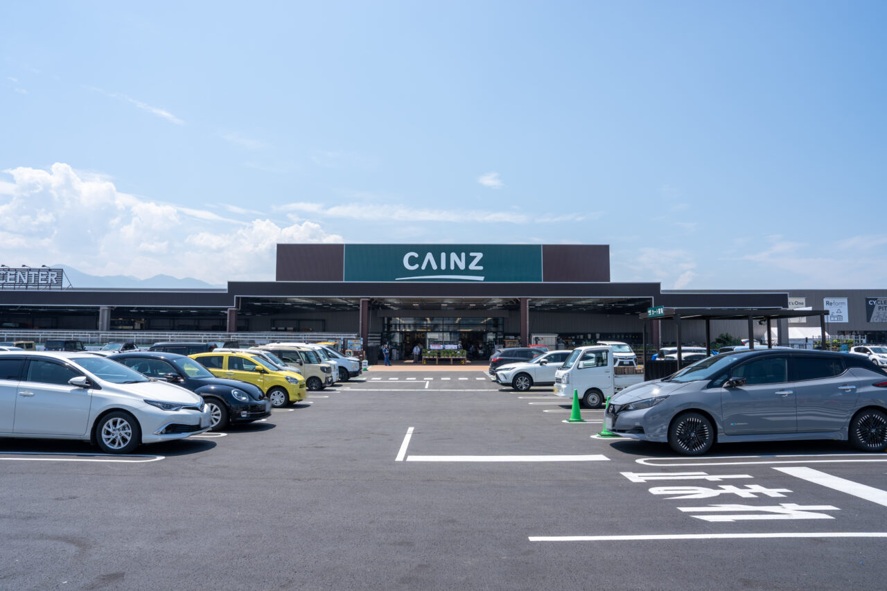 正面から撮影したカインズ笛吹店の外観と駐車場(2026年7月16日プレオープン撮影)