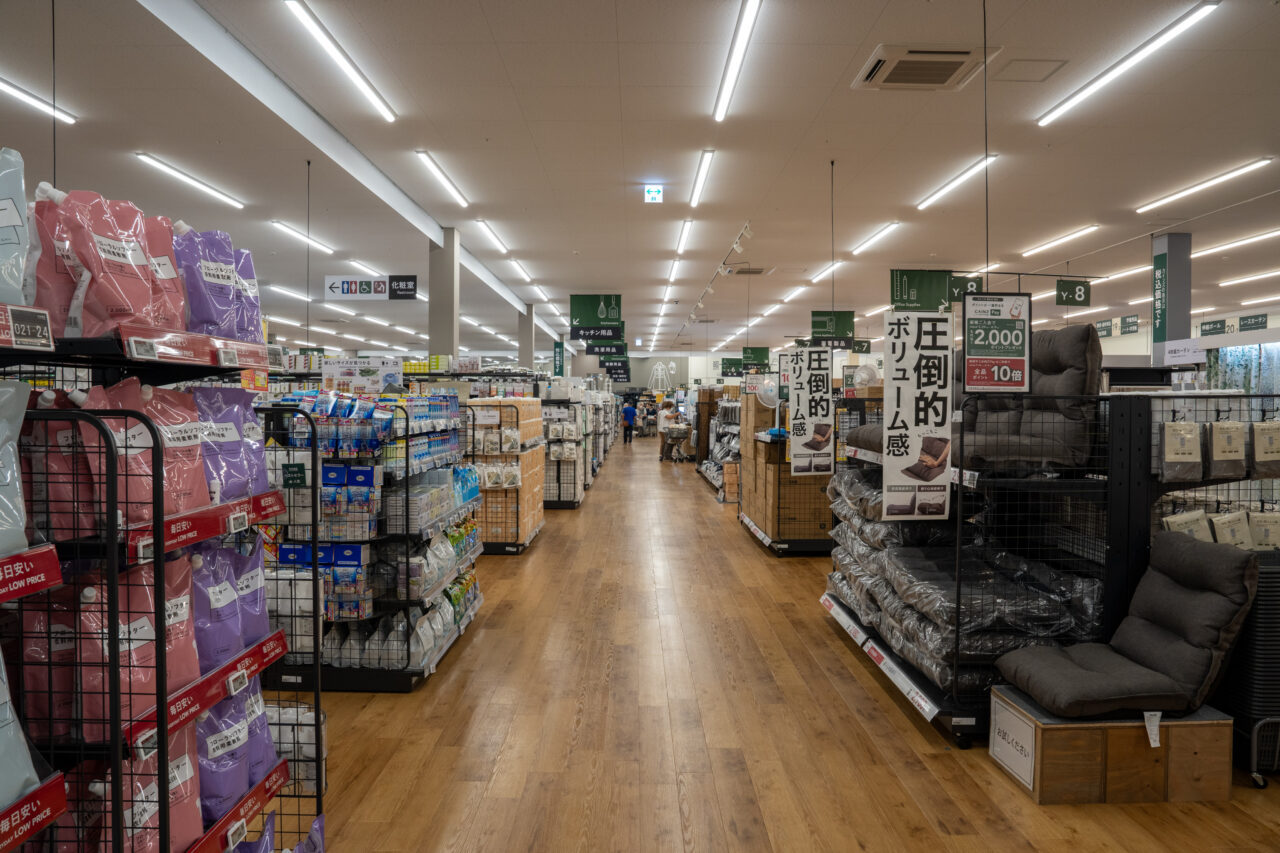 奥まで売り場が続くカインズ笛吹店の中央通路(2026年7月16日プレオープン撮影)