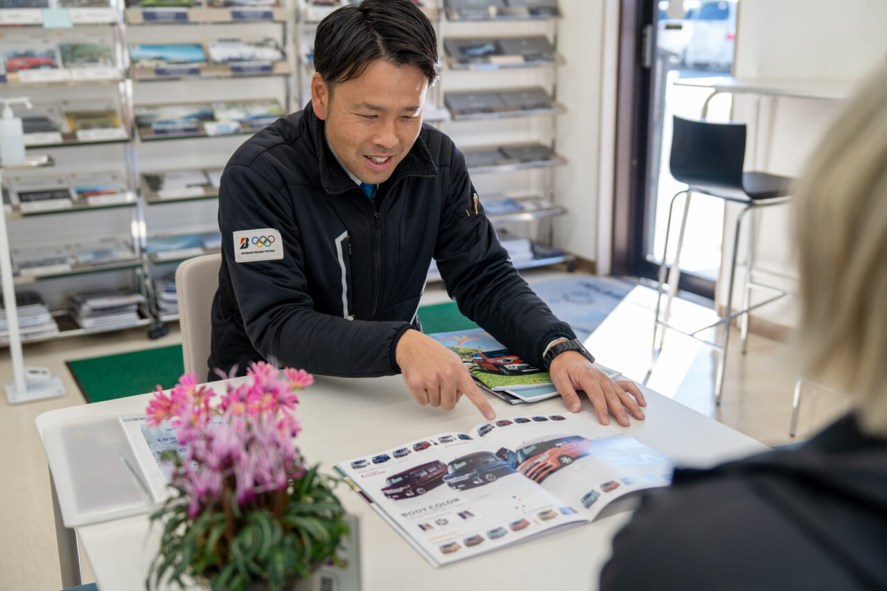 南アルプス市のサトウオートショップ 商談の様子
