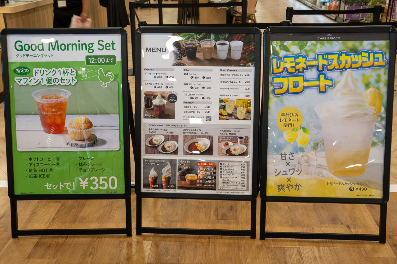 モーニングセットとメインメニューとレモネードスカッシュフロートの看板(2026年7月16日プレオープン撮影)