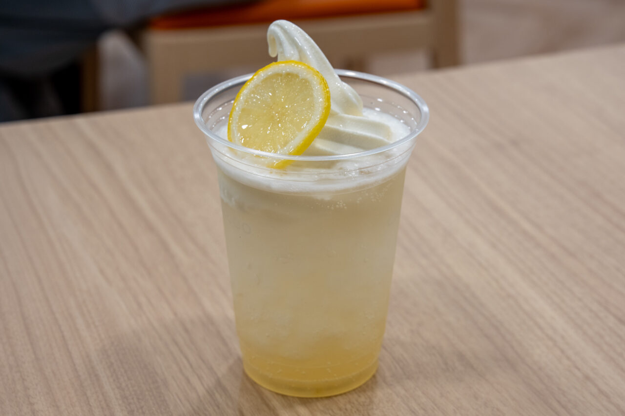 カフェブリッコ笛吹店のレモネードスカッシュフロート(2026年7月16日プレオープン撮影)
