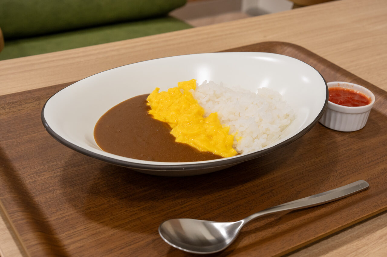 カフェブリッコ笛吹店限定のスクランブルエッグと彩りトマトのカレー(2026年7月16日プレオープン撮影)