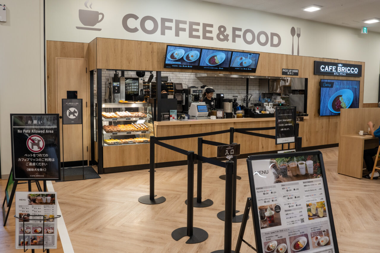 カフェブリッコ笛吹店の注文カウンターとキッチン全景(2026年7月16日プレオープン撮影)