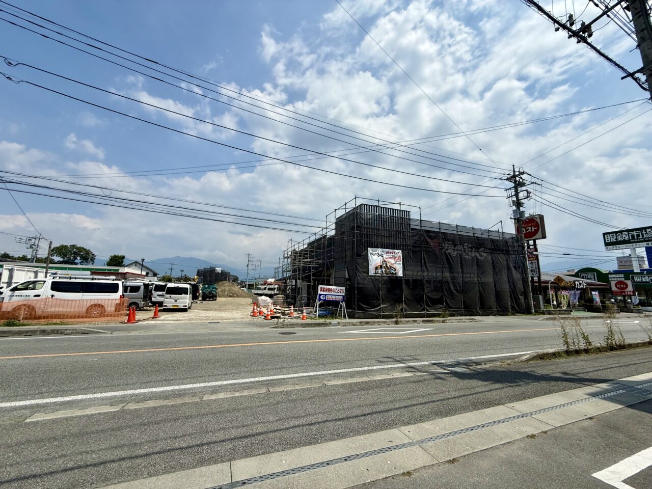建設中の焼肉きんぐ笛吹石和店を引きで見た様子(2026年7月16日撮影)