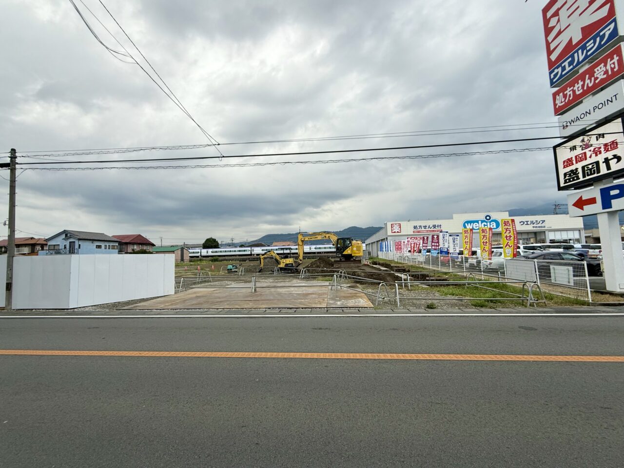 ウエルシア甲府池田店の西隣、更地になったコスモス長松寺店の建設予定地(2026年7月18日撮影)