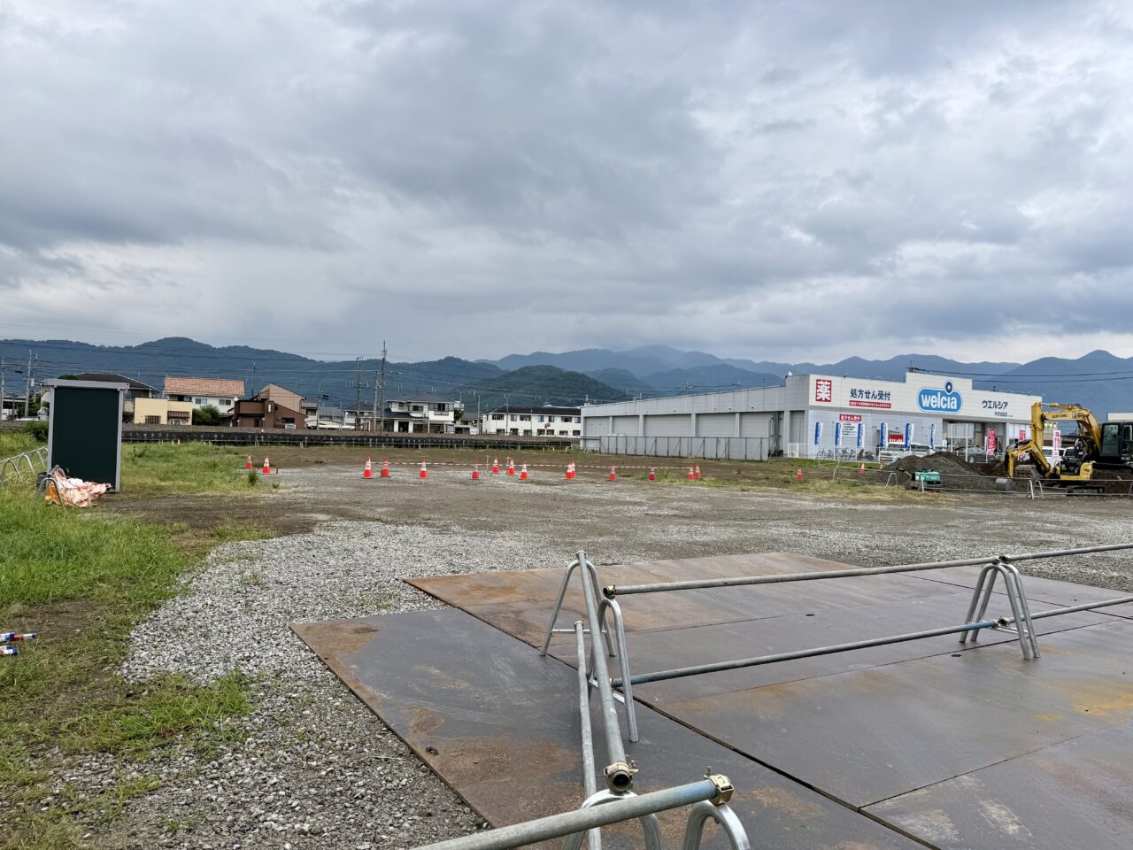 更地になったコスモス長松寺店の建設予定地。右隣がウエルシア甲府池田店(2026年7月18日撮影)