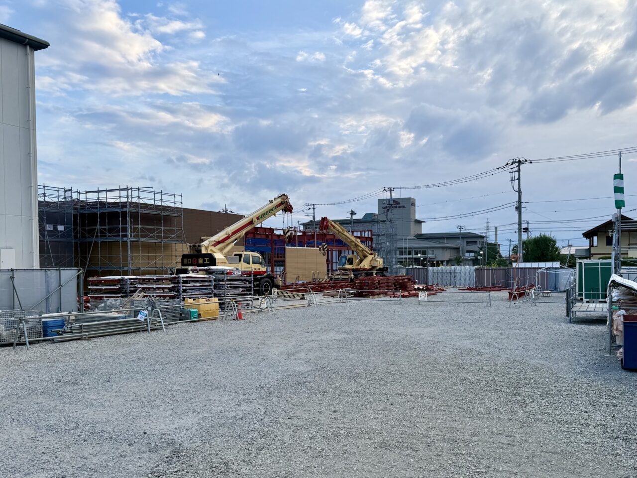 駅前通り側から見た建設中のクスリのアオキ石和温泉駅前店 骨組みの状態(2026年7月撮影)