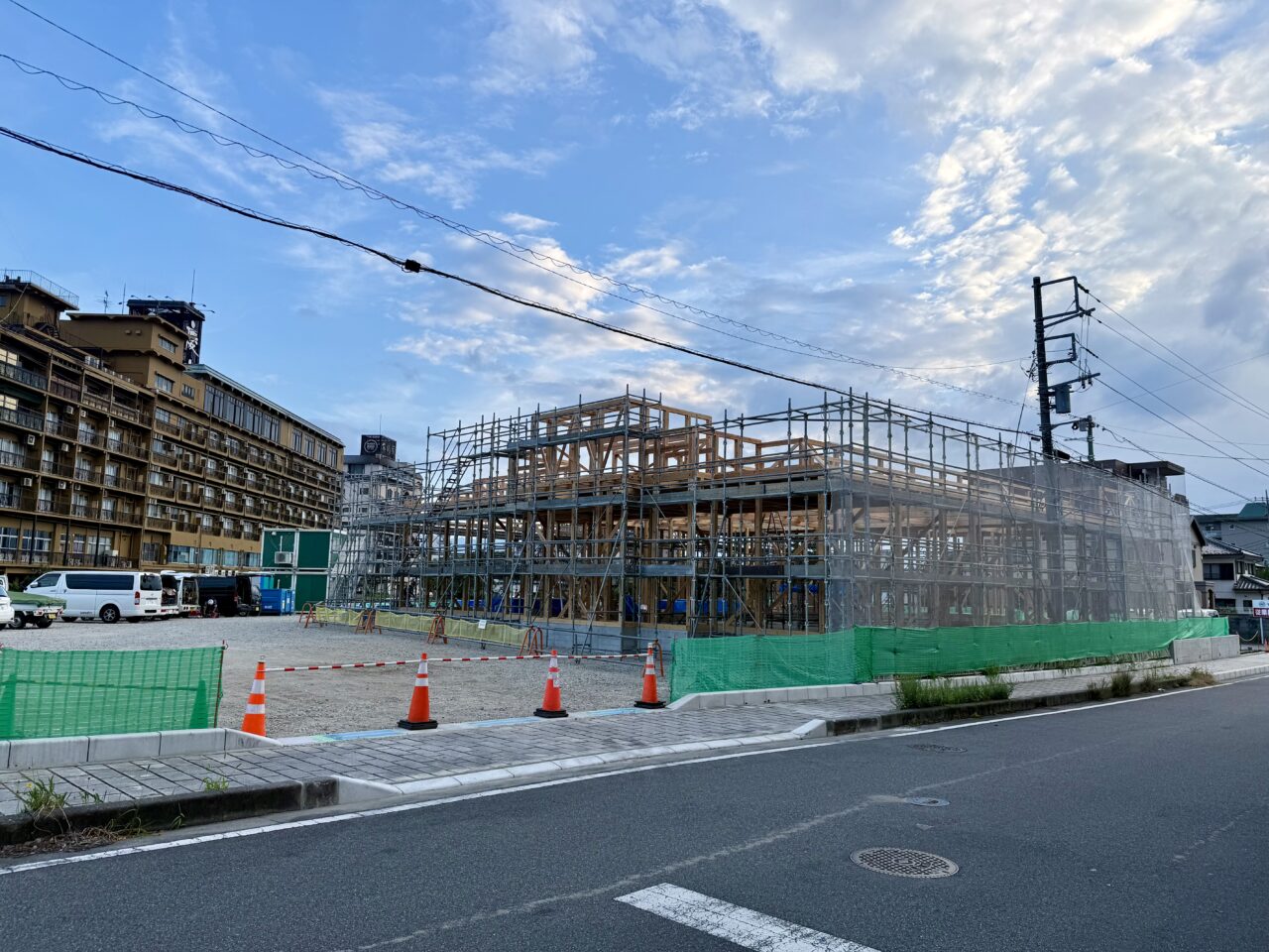 2026年7月18日撮影 建設中のオリーブの丘甲府石和店 骨組みが立ち上がった様子