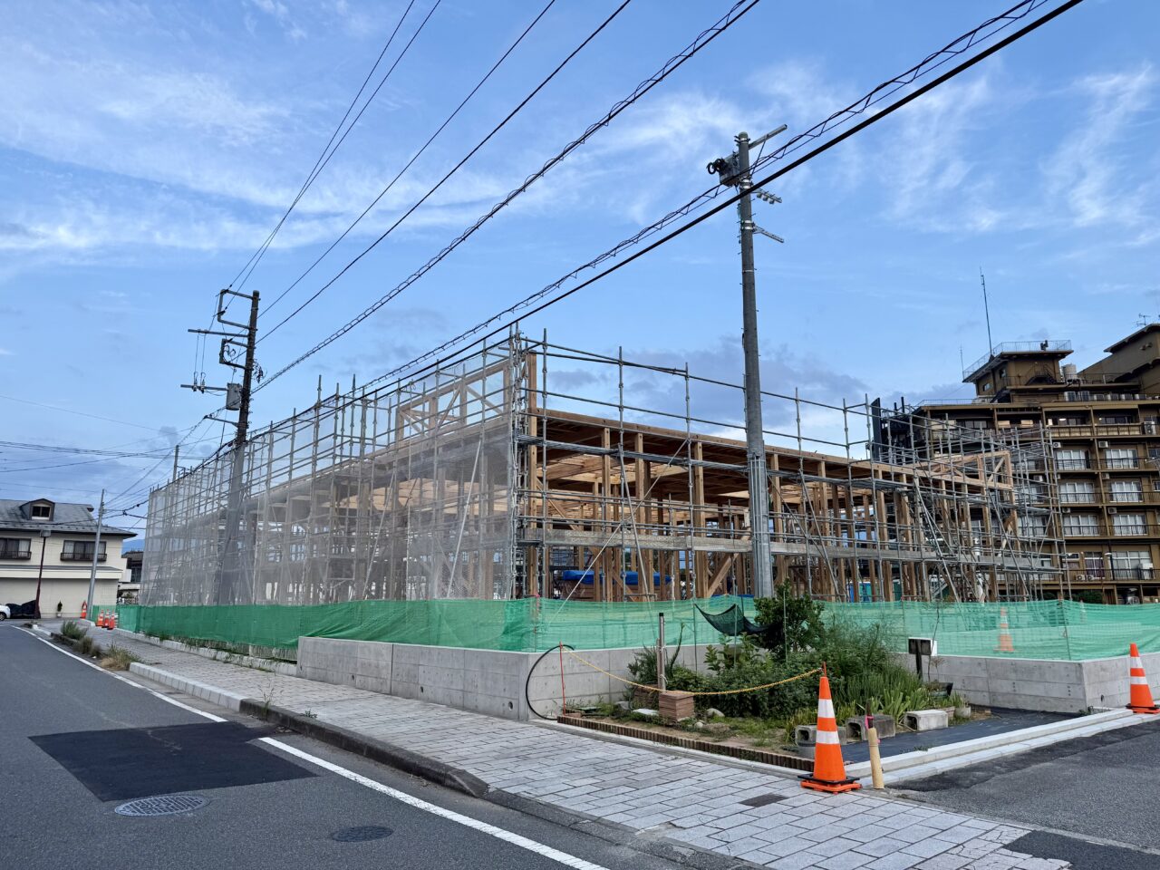 2026年7月18日撮影 オリーブの丘甲府石和店の建設現場 骨組みを別角度から見た様子