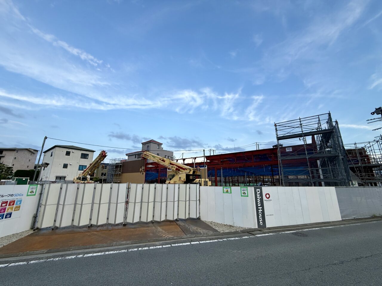 脇道側から見た建設中のクスリのアオキ石和温泉駅前店の正面 西松屋跡地(2026年7月撮影)