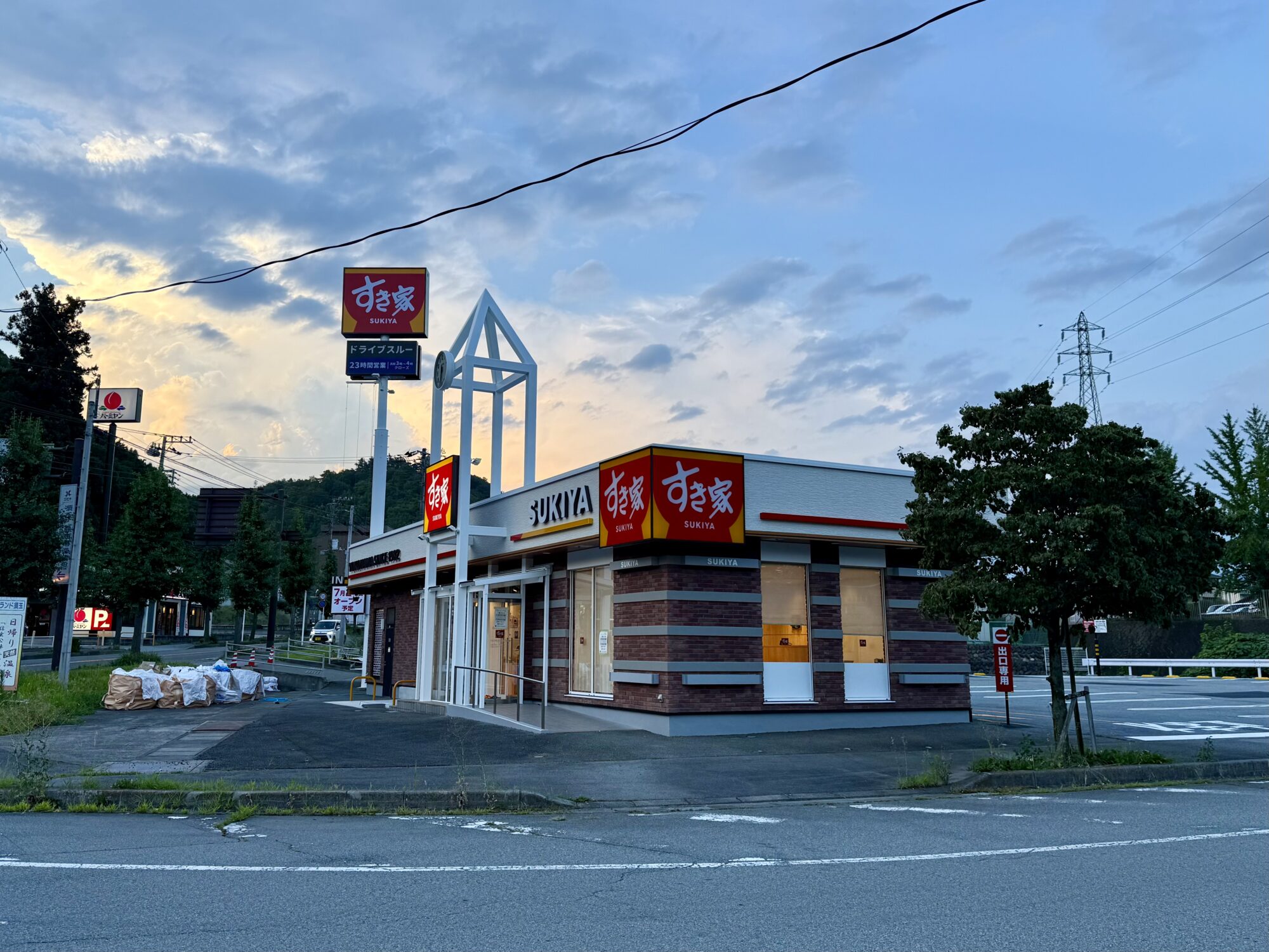 国道141号の交差点手前から見た改装中のすき家141号北杜須玉店の全景（2026年7月20日撮影）