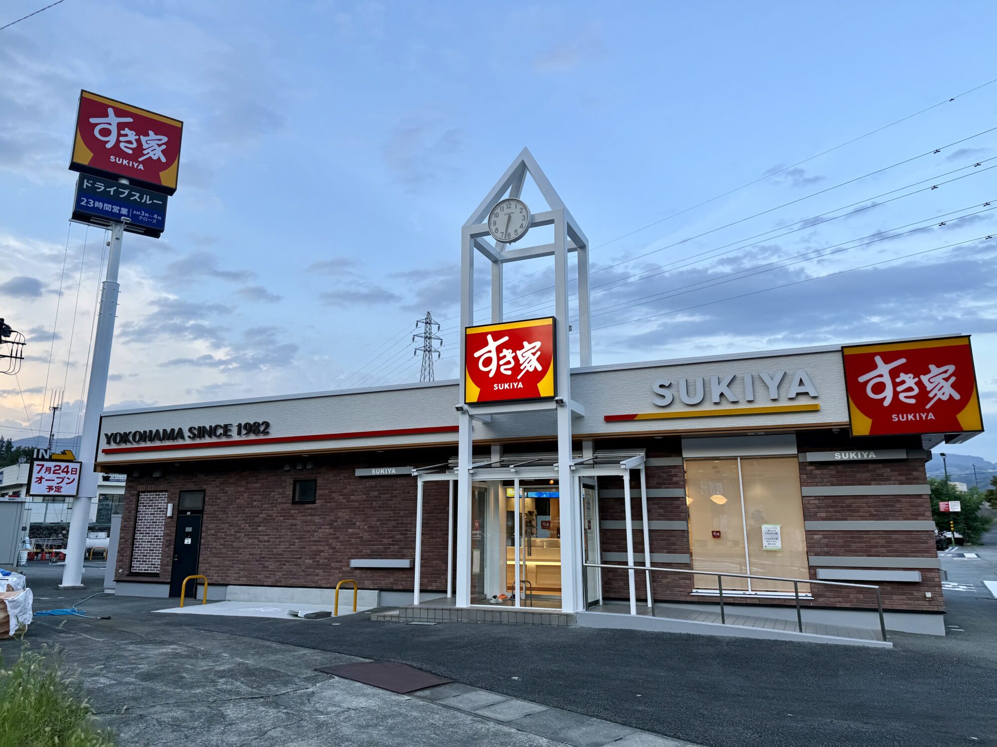 新デザイン「白いすき家」になったすき家141号北杜須玉店の正面 時計台とYOKOHAMA SINCE 1982の表示（2026年7月20日撮影）