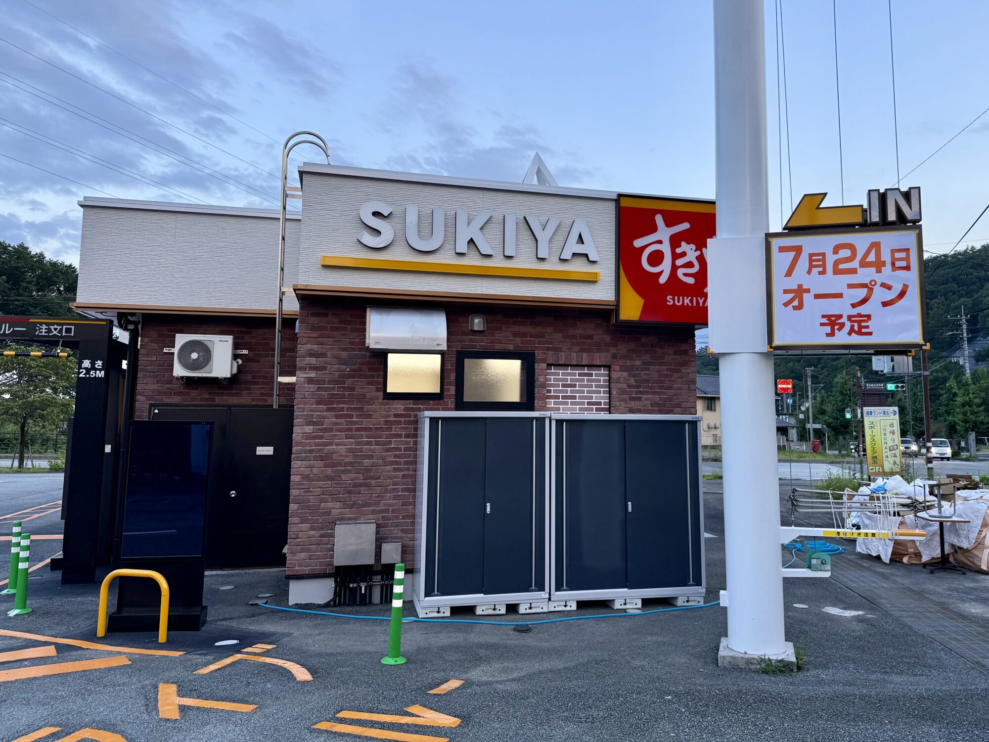 すき家141号北杜須玉店のドライブスルー入り口方面と店舗の横側（2026年7月20日撮影）