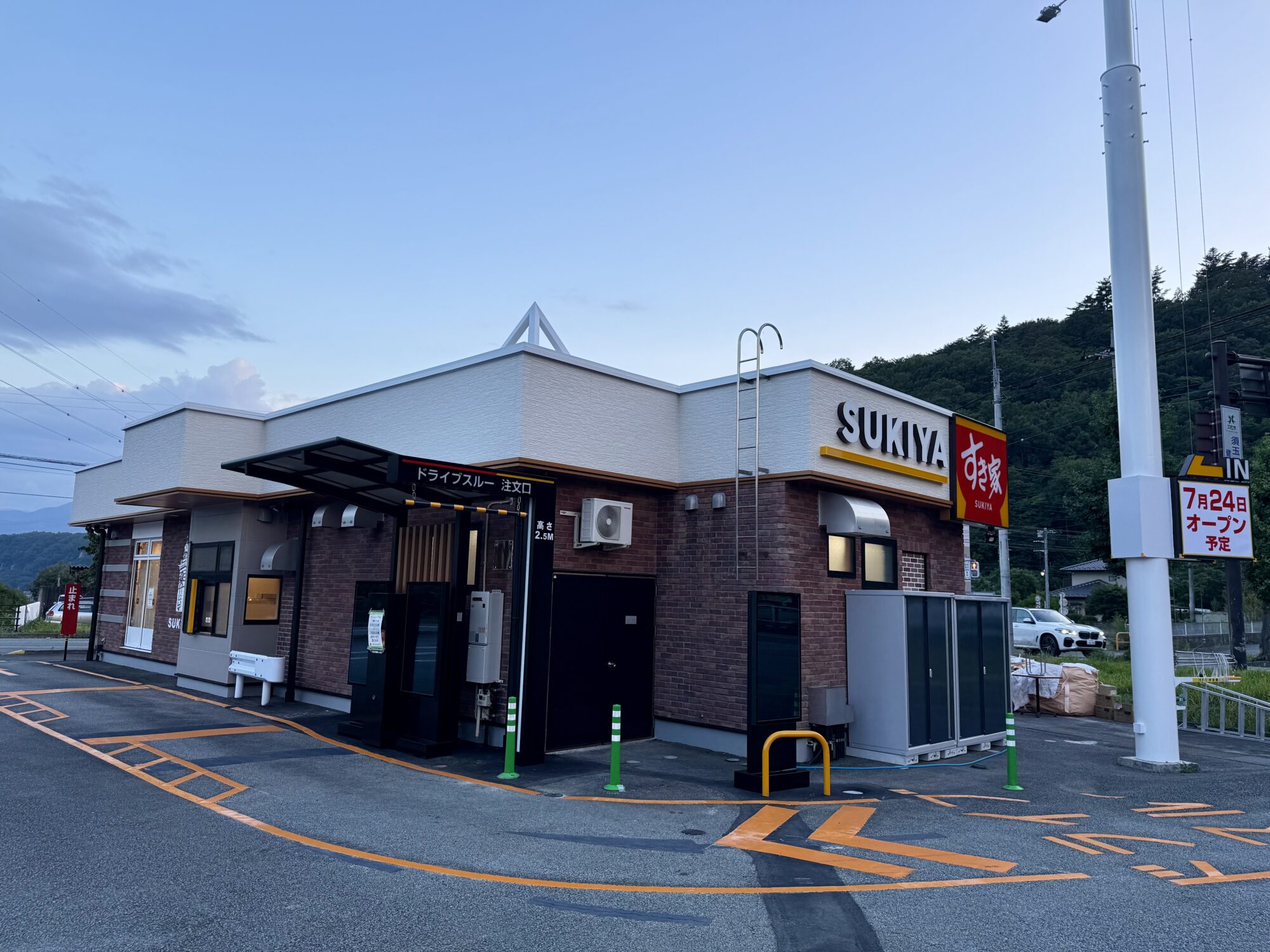 すき家141号北杜須玉店の裏側から見たドライブスルー（2026年7月20日撮影）