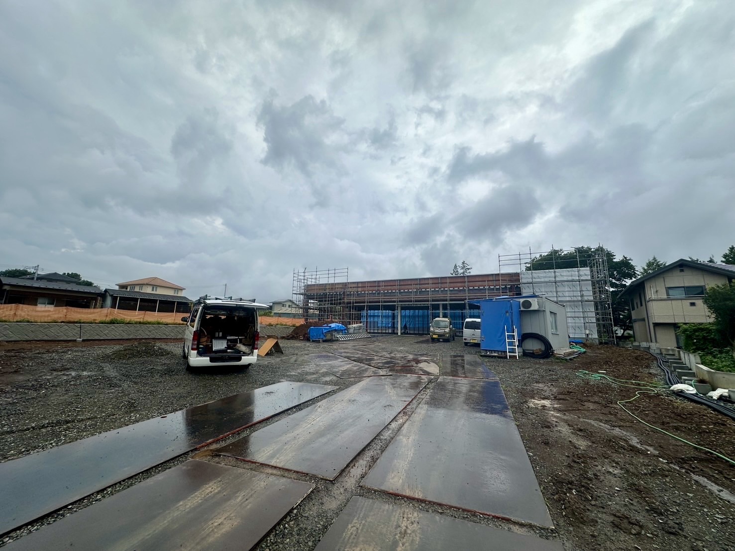 建設中の建物の手前に広がる造成された平地 駐車場になるとみられる 甲斐市龍地(2026年7月28日撮影)