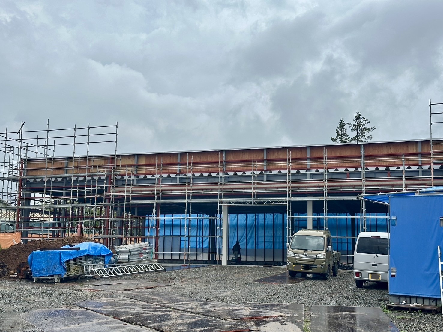 鉄骨が組み上がり屋根と外壁の下地まで入った横長の建物 甲斐市龍地の建設現場(2026年7月28日撮影)