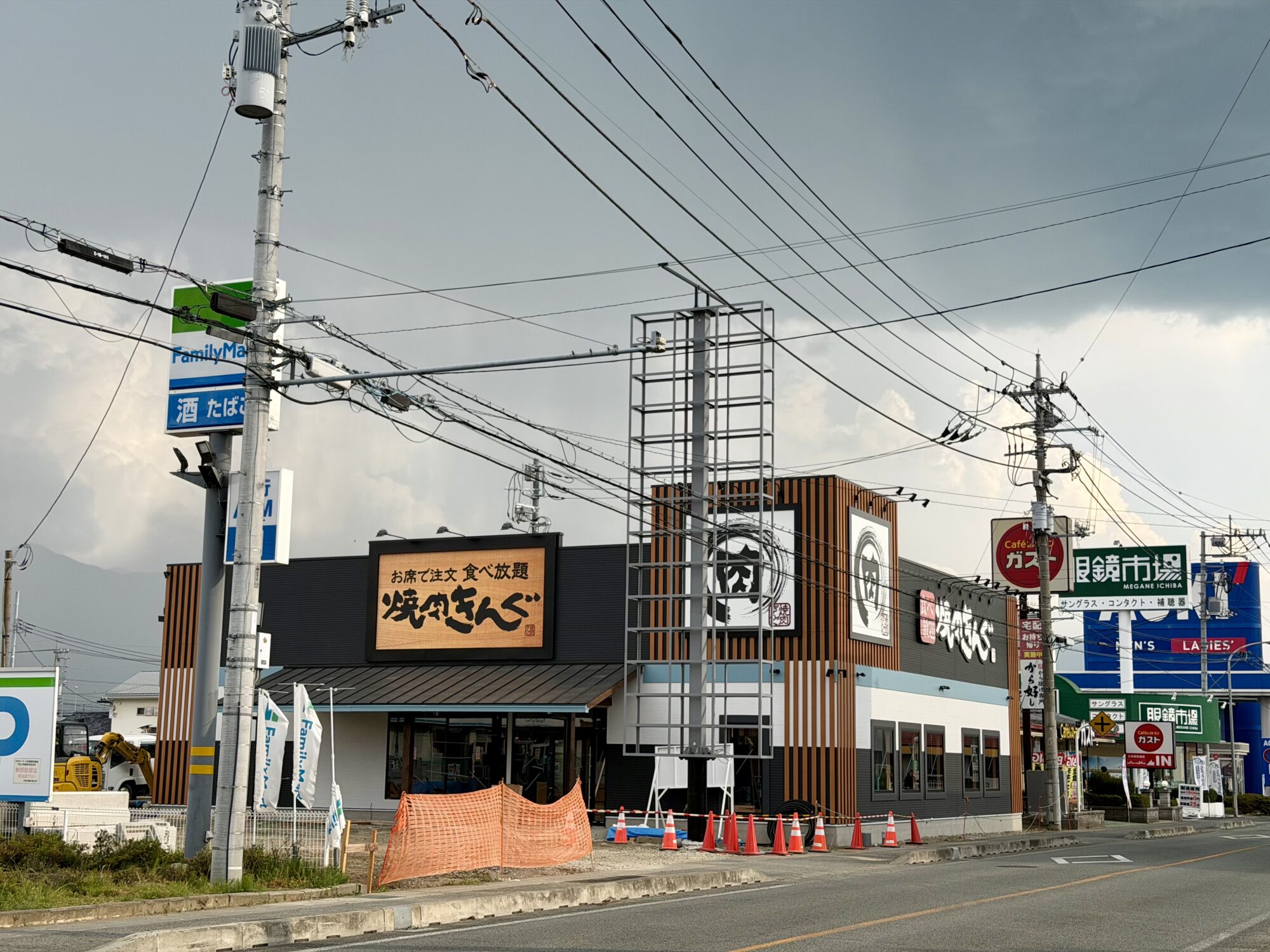 足場が外れた焼肉きんぐ笛吹石和店の建物(2026年7月25日撮影)