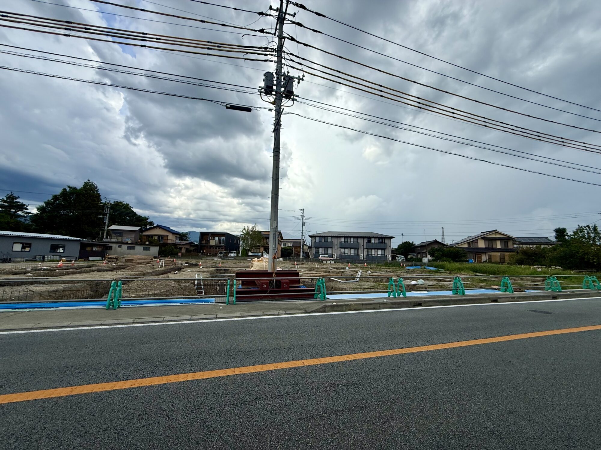 道路をはさんで見たクスリのアオキ下栗原店の建設予定地の全体 山梨市下栗原(2026年8月8日撮影)