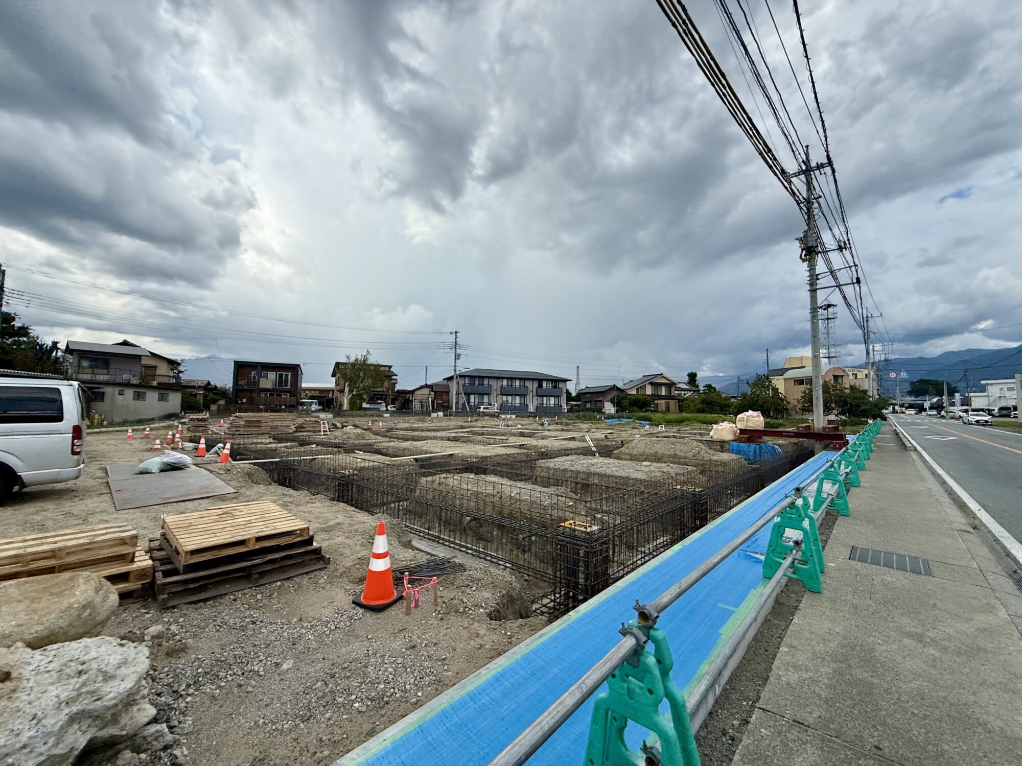 基礎工事が進むクスリのアオキ下栗原店の建設現場 手前側から(2026年8月8日撮影)