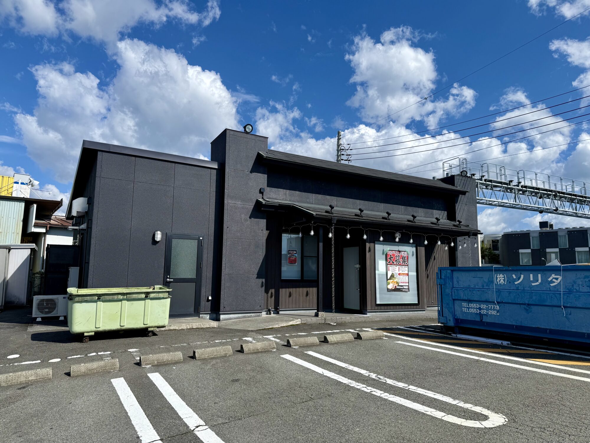 横浜家系ラーメン大黒家甲府向町店の完成した外観、駐車場側から（2026年8月12日撮影）