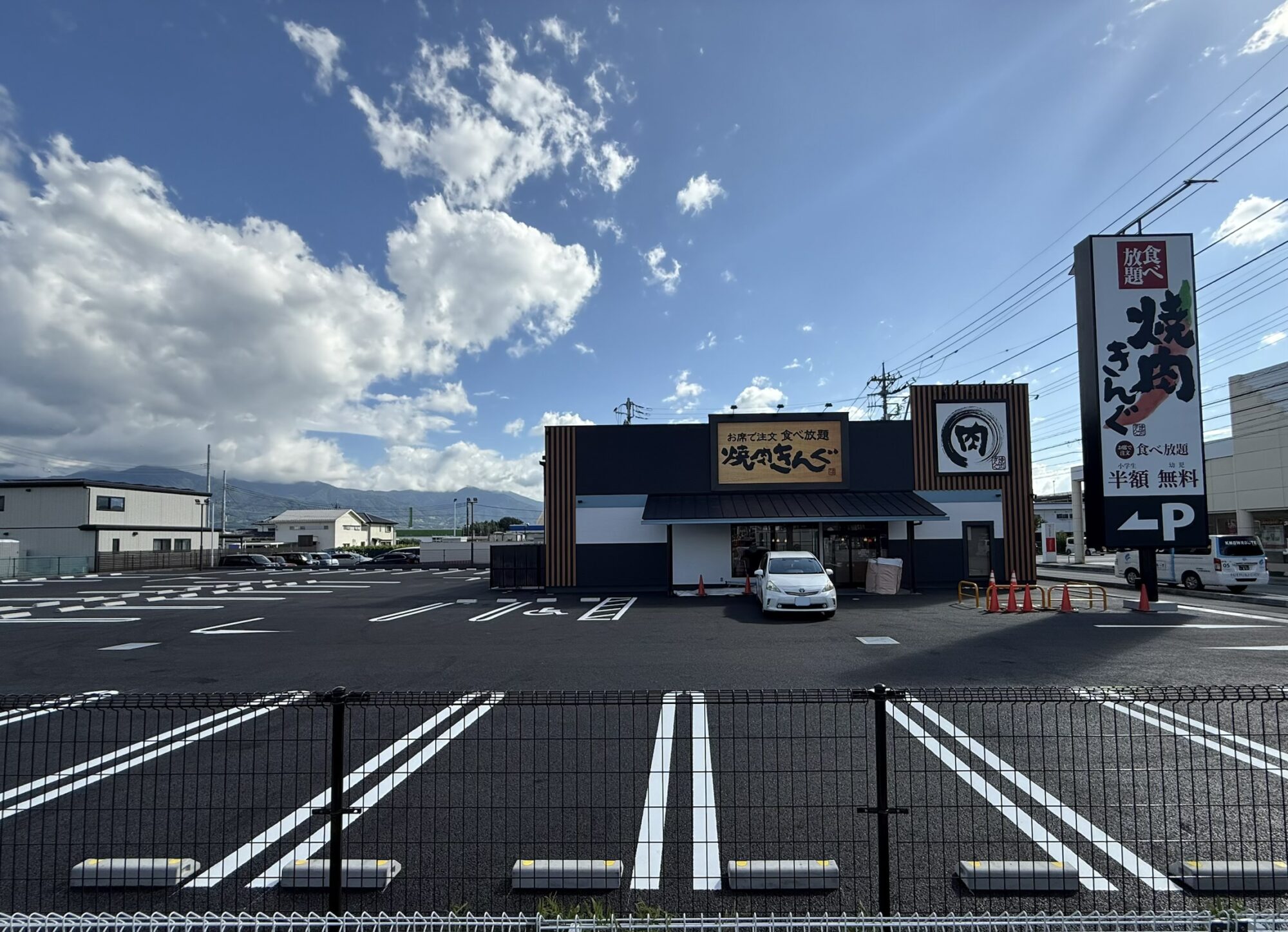 焼肉きんぐ笛吹石和店の店舗と駐車場(2026年8月12日撮影)