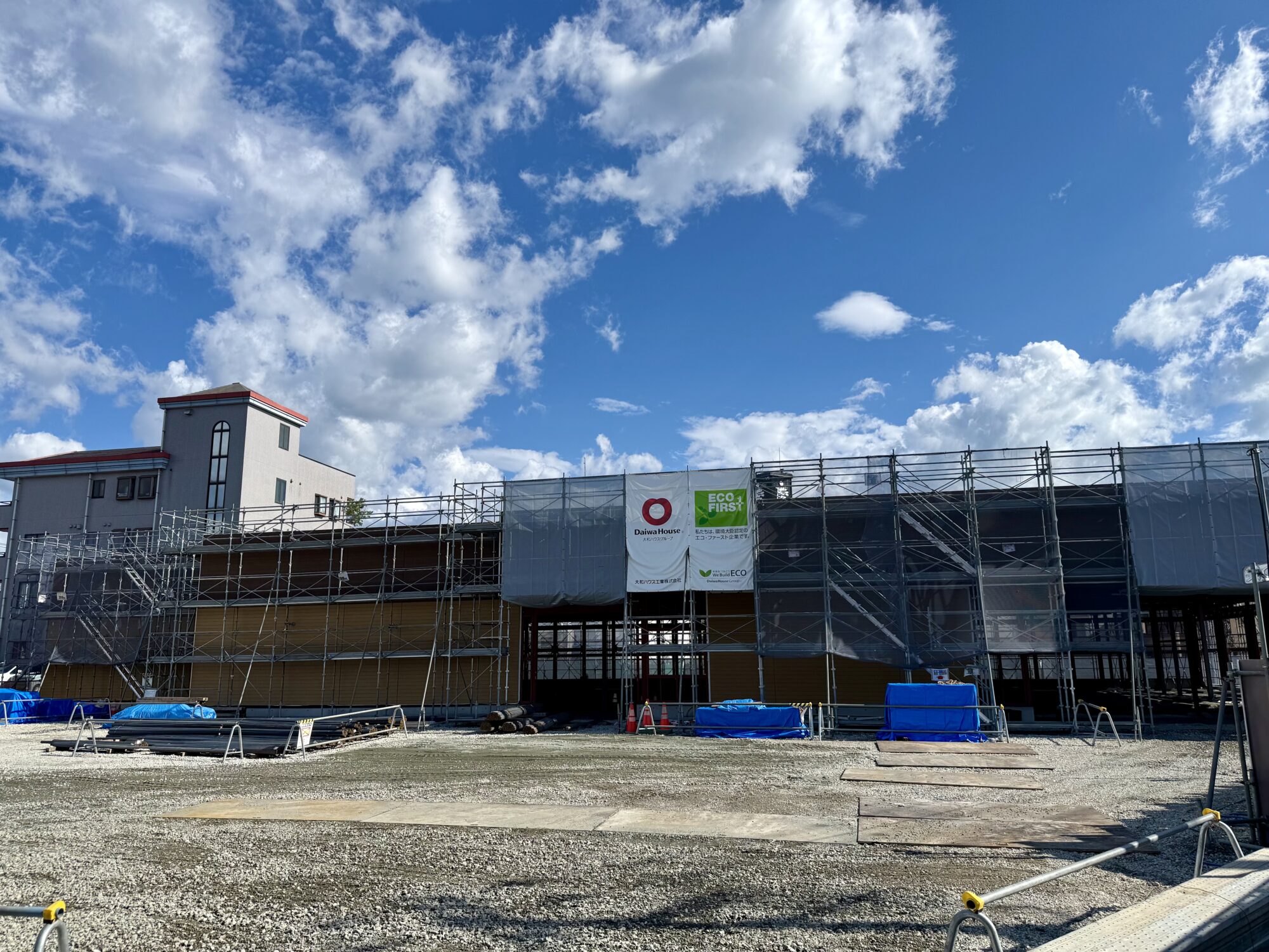 正面から見た建設中のクスリのアオキ石和温泉駅前店(2026年8月12日撮影)