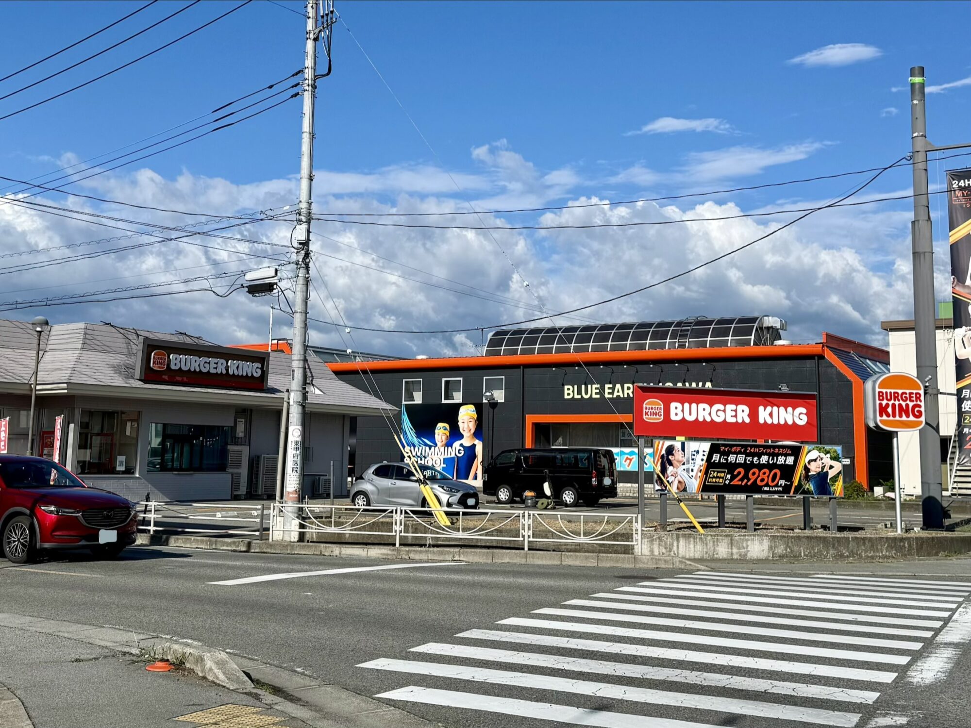 国道20号沿いから見えるバーガーキング20号石和店の看板2つと店舗（2026年8月12日撮影）