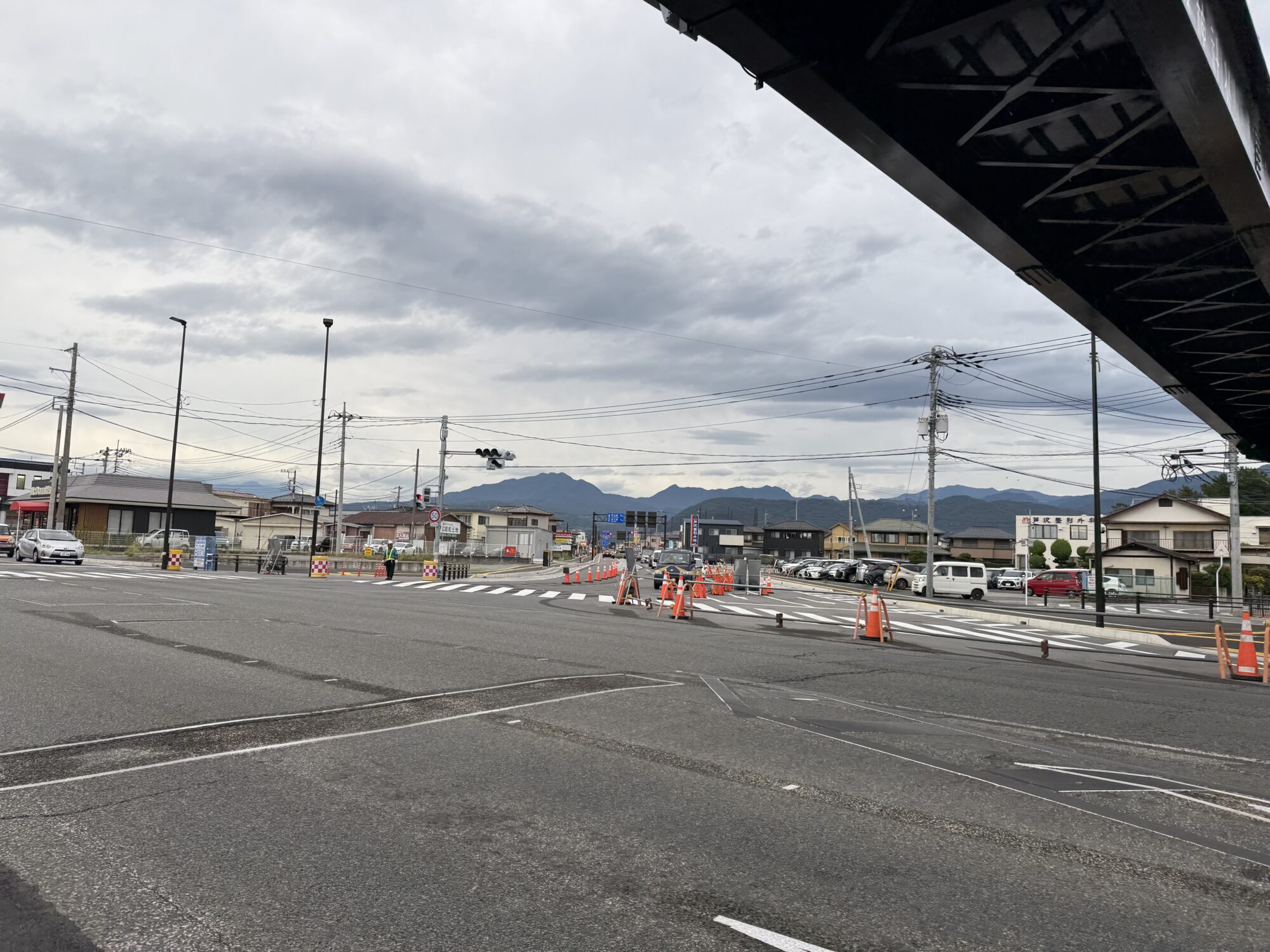 歩道橋の下から見た田富町敷島線の竜王駅方面(北側)(2026年8月28日撮影)