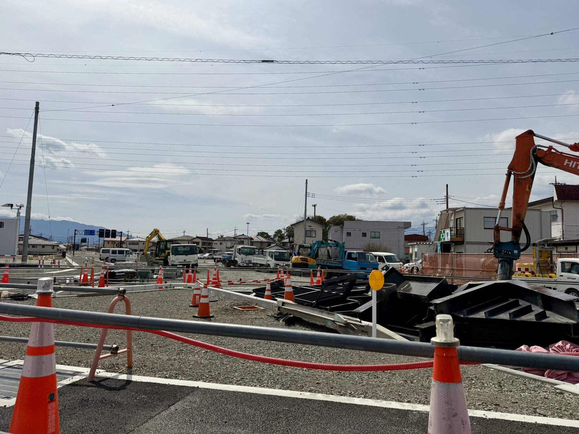 舗装前の田富町敷島線の延伸区間。国道20号の手前でも作業が始まっていた(2026年3月18日撮影)