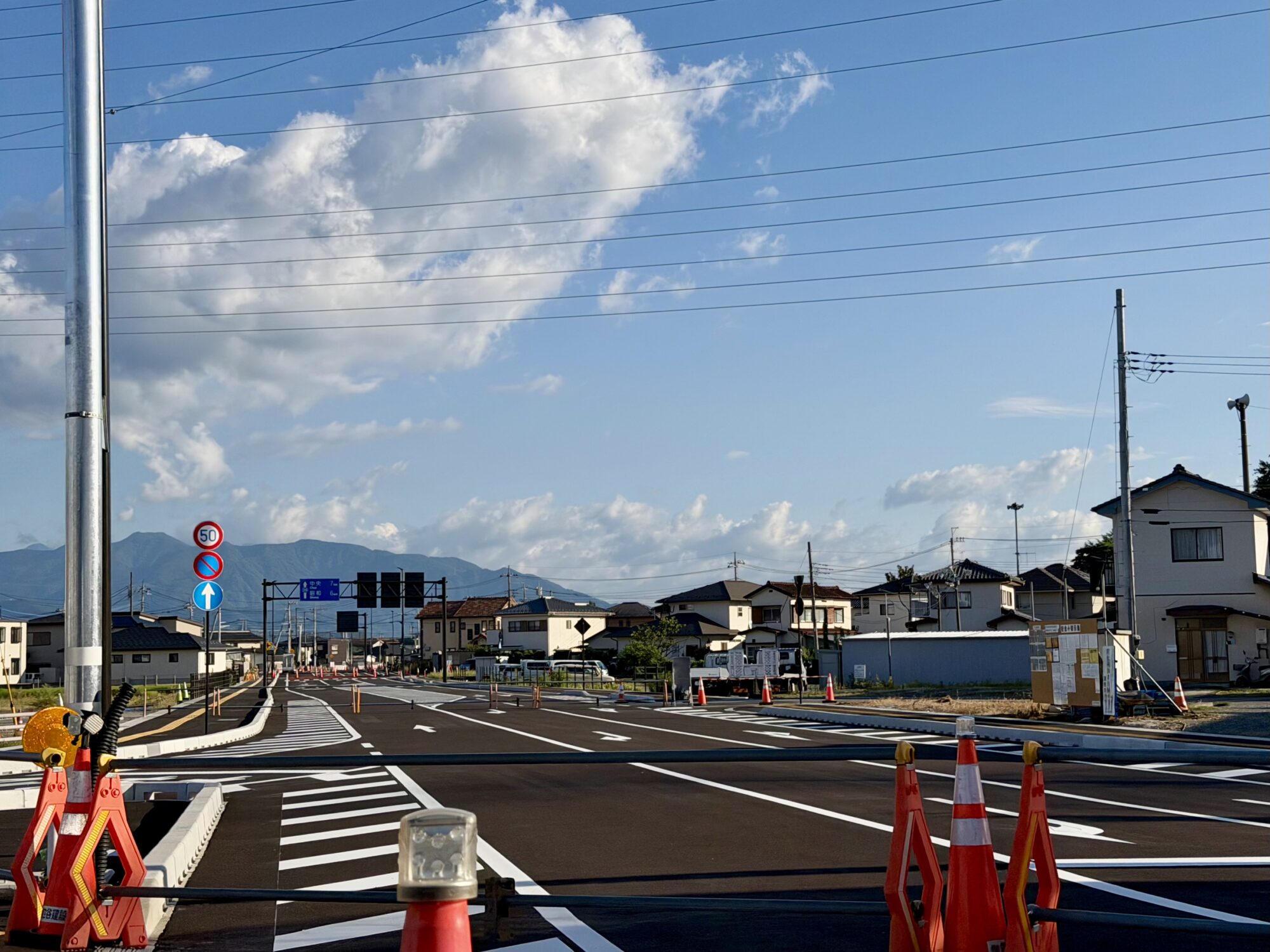 国道20号から南側を見た田富町敷島線の延伸区間。開通の半月前にはすでにほぼ完成していた(2026年8月12日撮影)