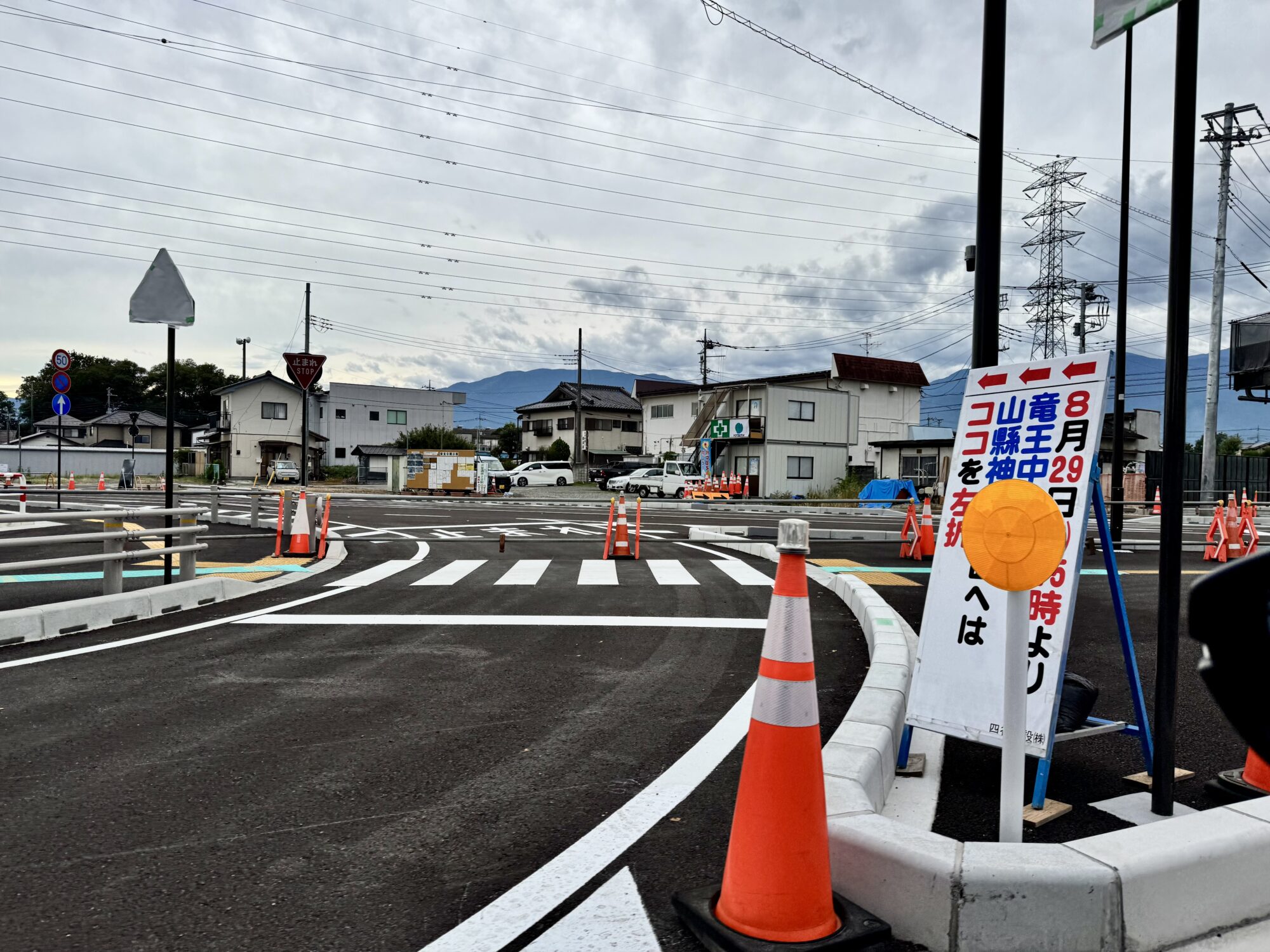 国道20号から田富町敷島線の新区間へ入る新しい左折レーン。一時停止の規制がある(2026年8月28日撮影)