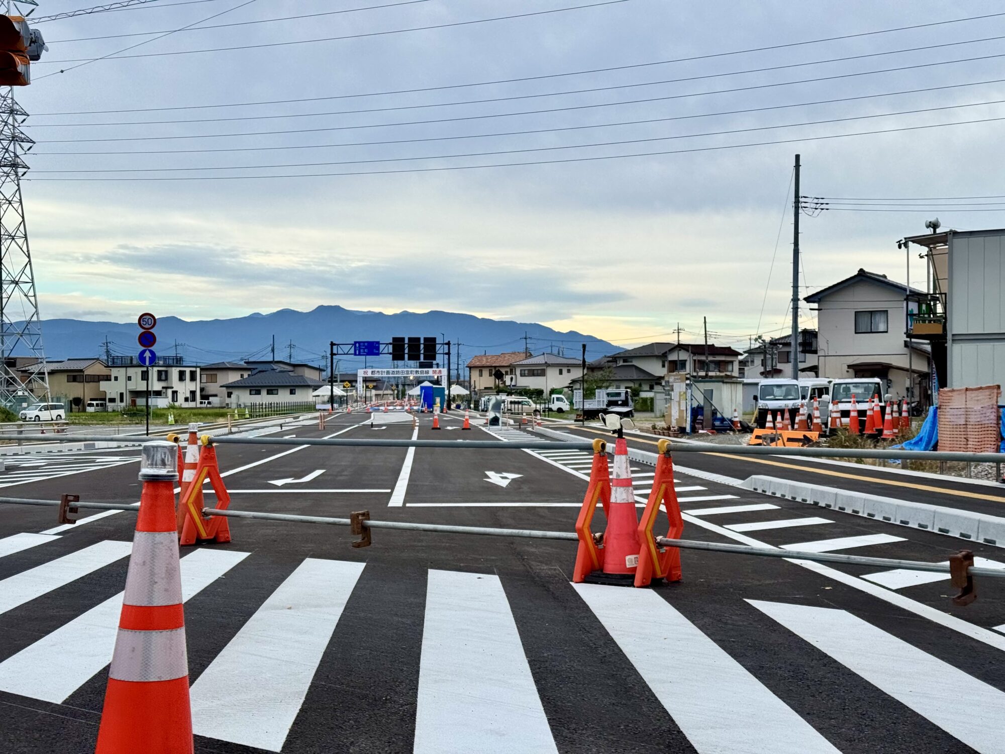 開通を前に封鎖されている田富町敷島線の南側の延伸区間(2026年8月28日撮影)
