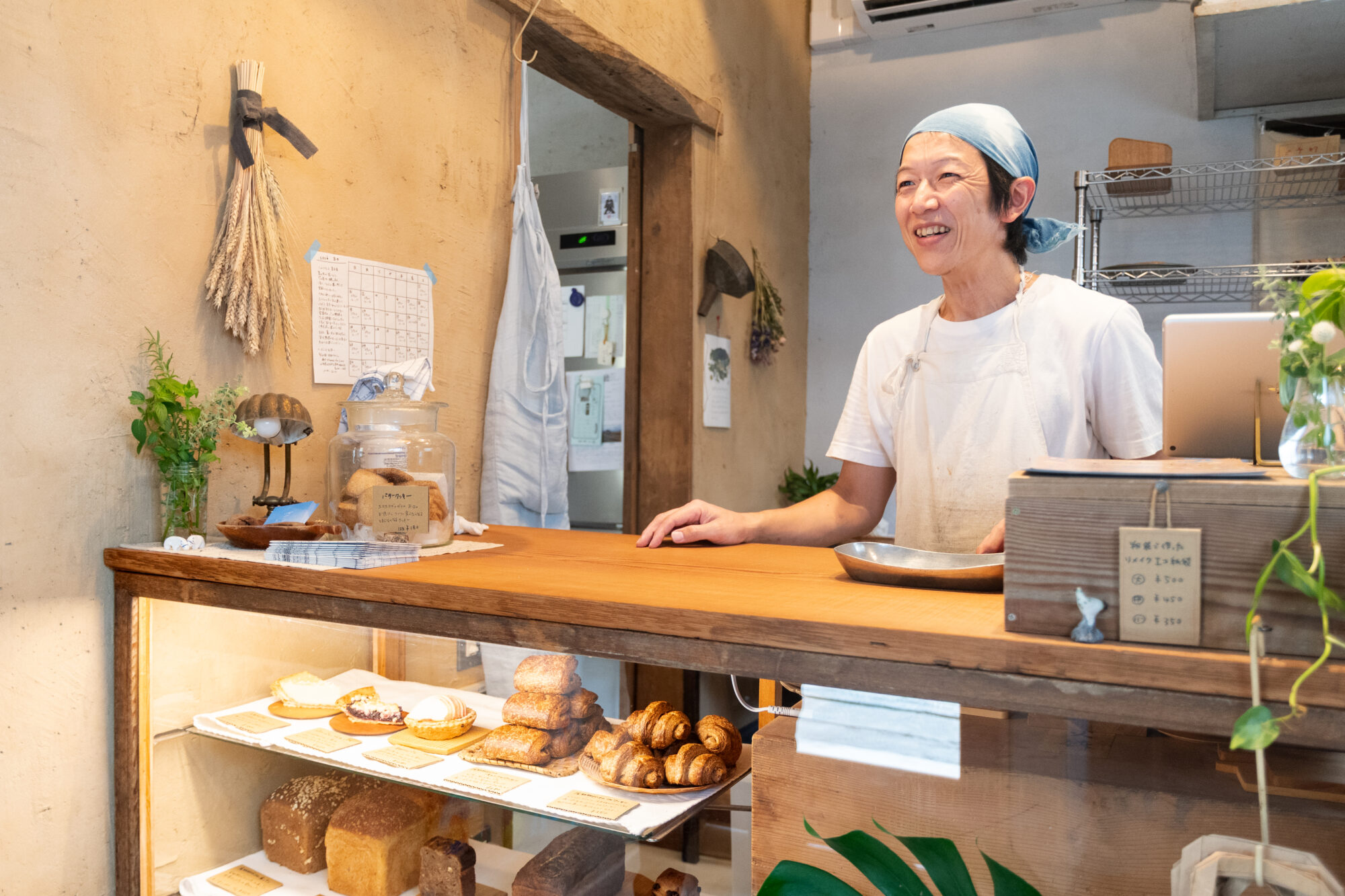 甲府市に誕生した「薪窯パン ほそいり」店主