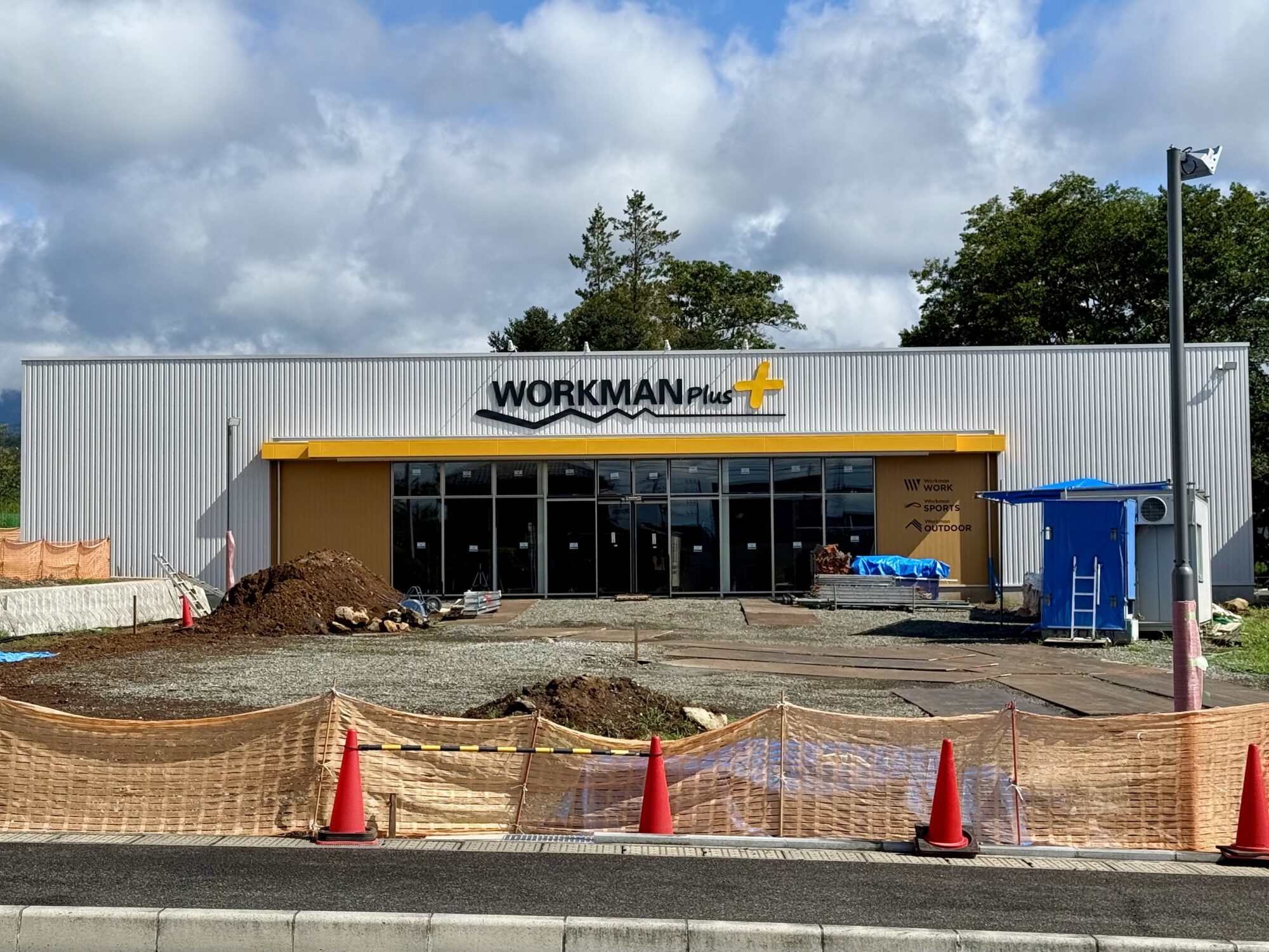壁に大きくWORKMAN Plusの看板が付いた新店舗の正面 右手にWorkman WORK SPORTS OUTDOORの表示 甲斐市龍地(2026年9月5日撮影)