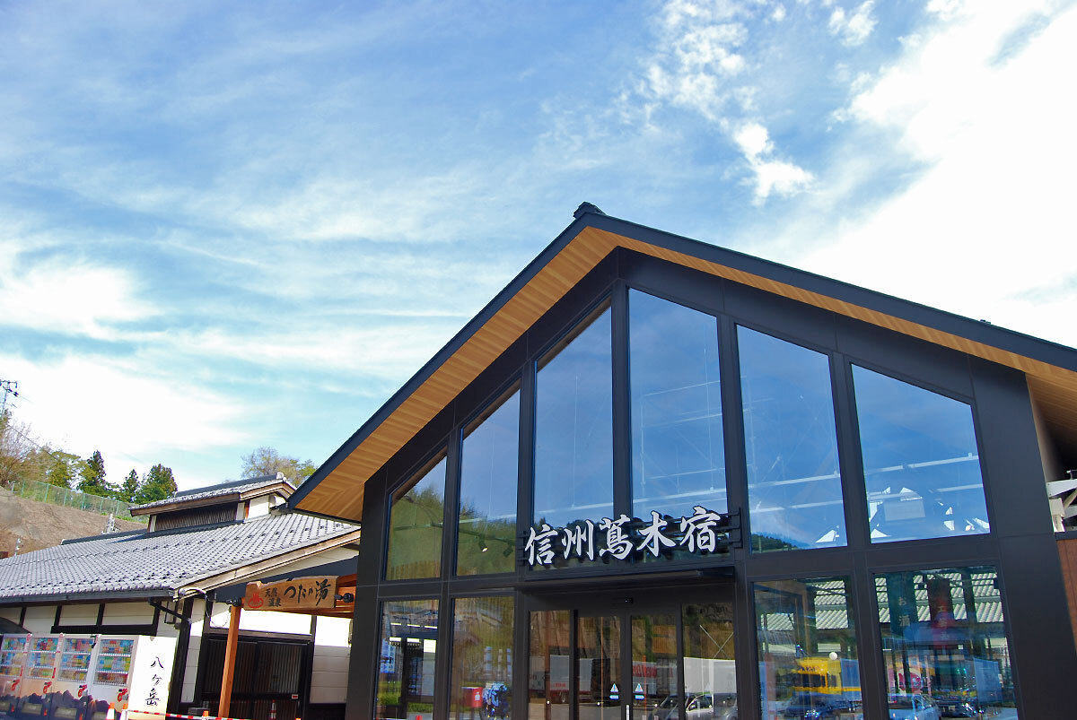改装されて明るく広々とした「道の駅 信州蔦木宿」の直売所店内に並ぶ新鮮な高原野菜や特産品