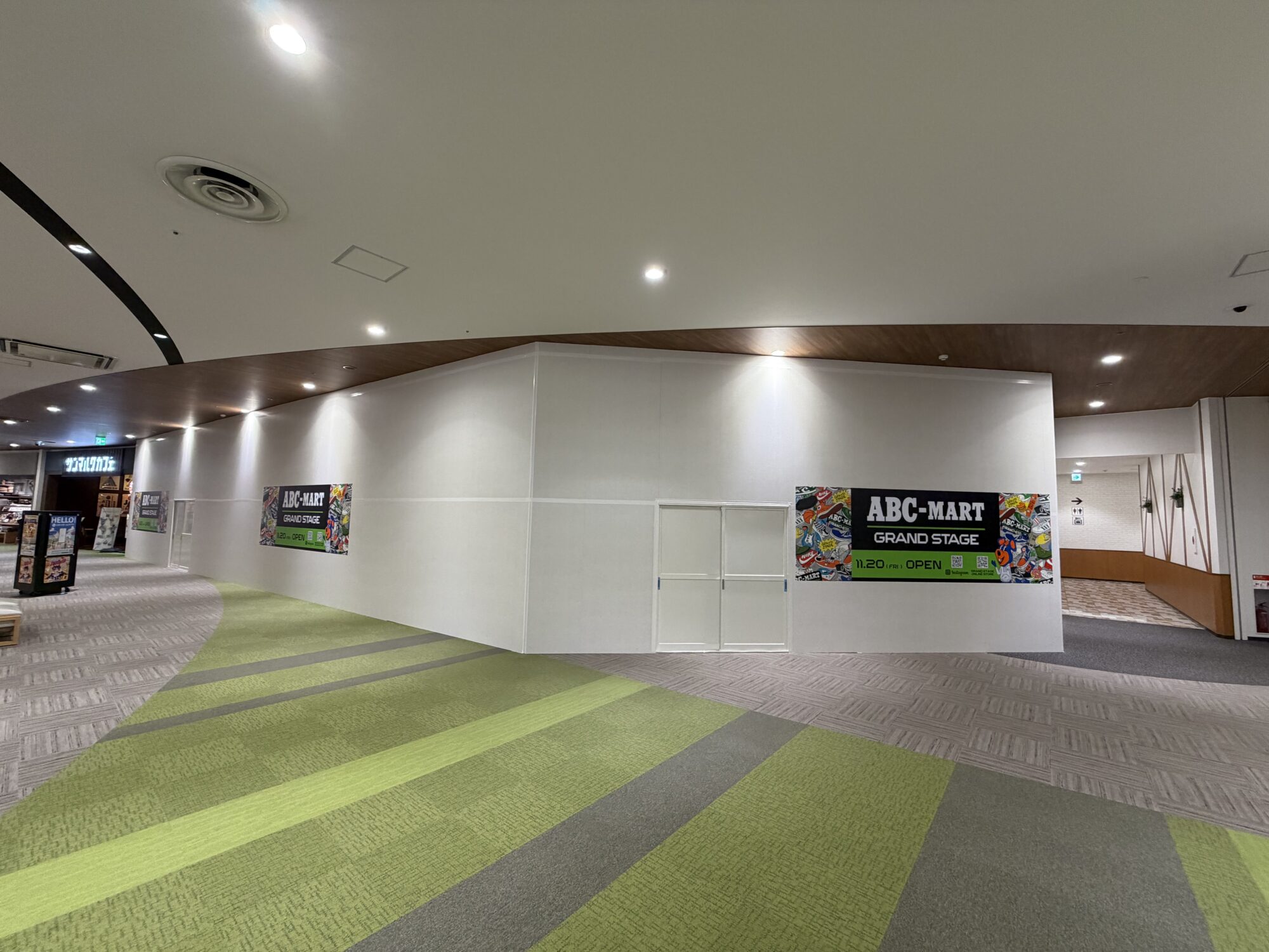 イオンモール甲府昭和2階、ABC-MART GRAND STAGEの出店予定区画の仮囲い全体（2026年10月12日撮影）