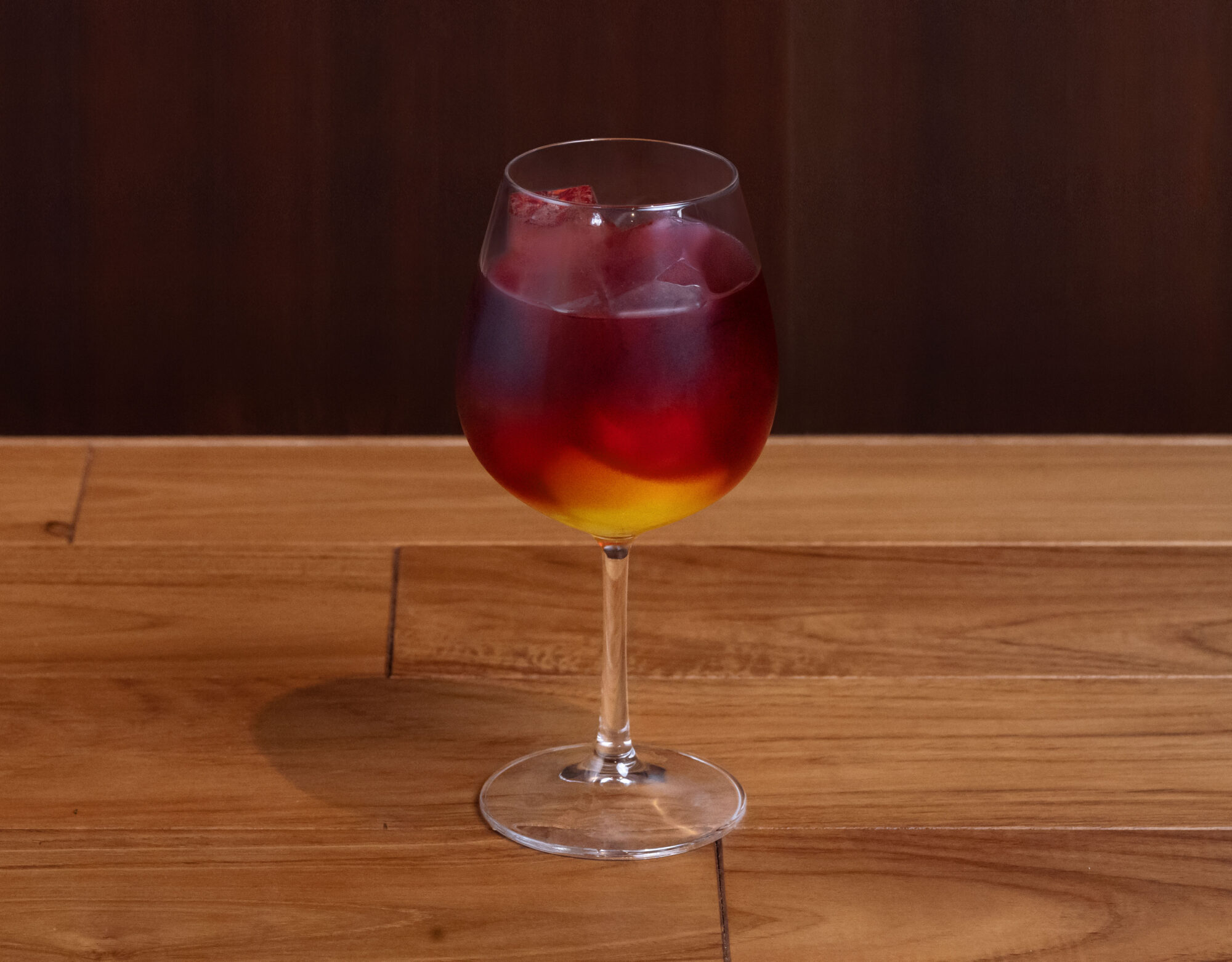 ワイルドベリーハイビスカスリモーネ 古民家カフェ温のワイルドベリーハイビスカスリモーネ。赤いハーブティーと柑橘を合わせたアイスドリンク